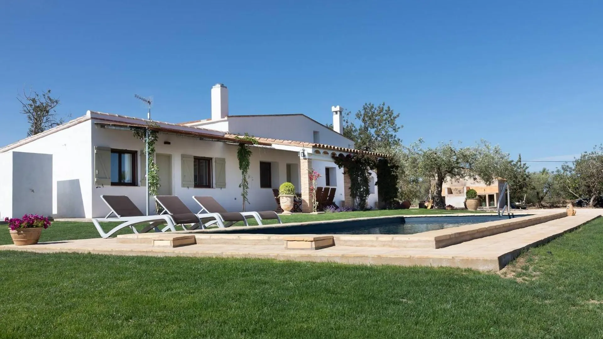 Chalet Santolina - Casa Rural En L'Ampolla Con Piscina Privada, Jardin Y Barbacoa - Deltavacaciones Spain